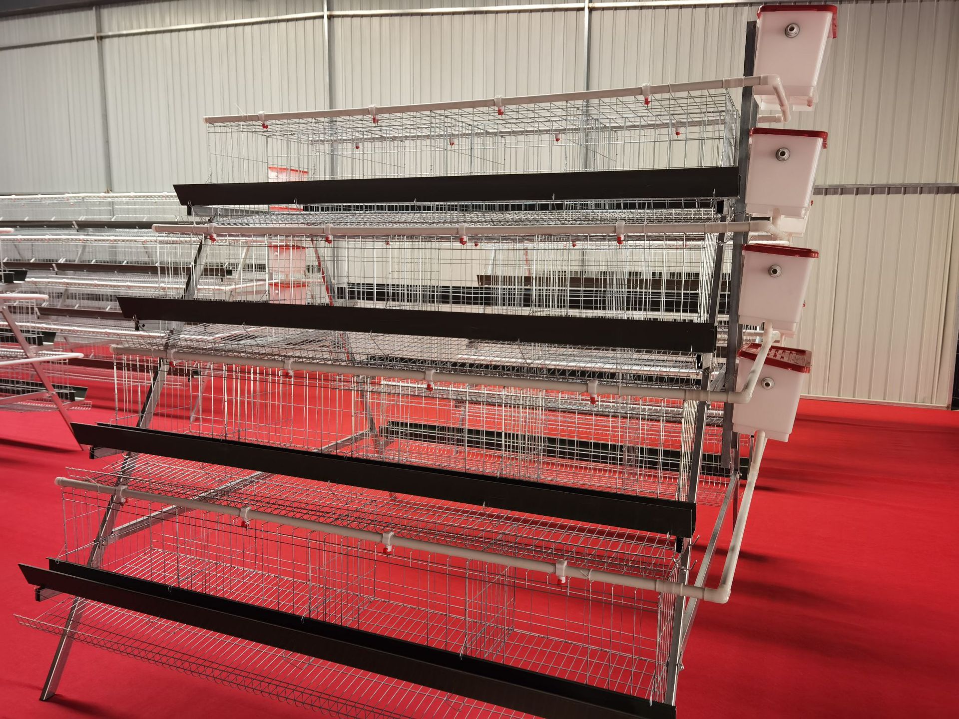 Una jaula de huevos de 4 capas de 4 puertas, una jaula de escalones tipo A, tecnología de galvanizado en frío / galvanizado en caliente, crianza de gallinas
