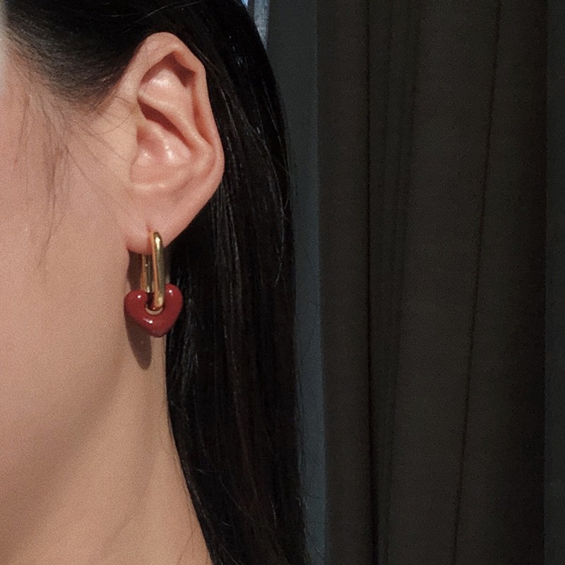 2021 Nouvelle Texture En Métal Couleur De Haricot Rouge Lumière Luxe Français Rétro Boucle D&#39;oreille Coeur Rouge En Gros display picture 4