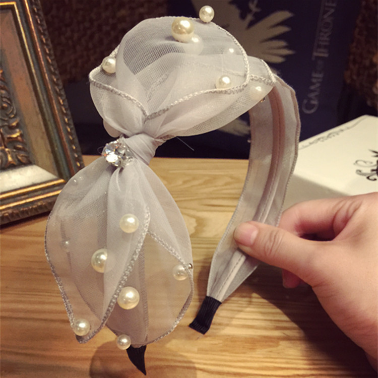 Estilo perla con tachuelas grises