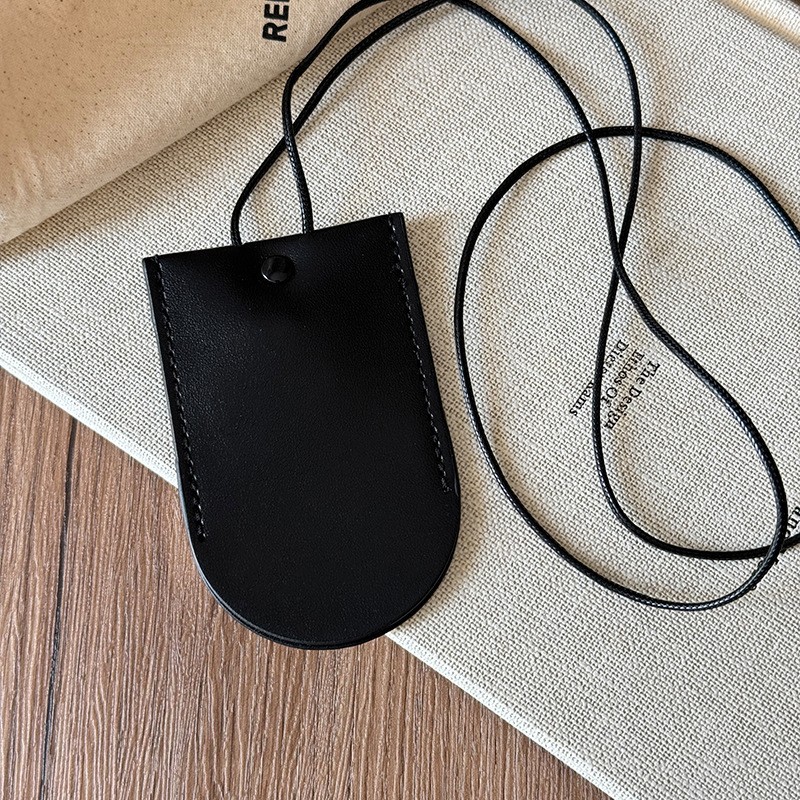 Minimalista para usar accesorios de moda de estilo cóncavo cuello halter mini bolso pequeño diseño exquisito mini bolso de media luna collar mujer