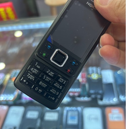 Çoxdilli düyməli mobil telefon, ingilis və rus dilləri