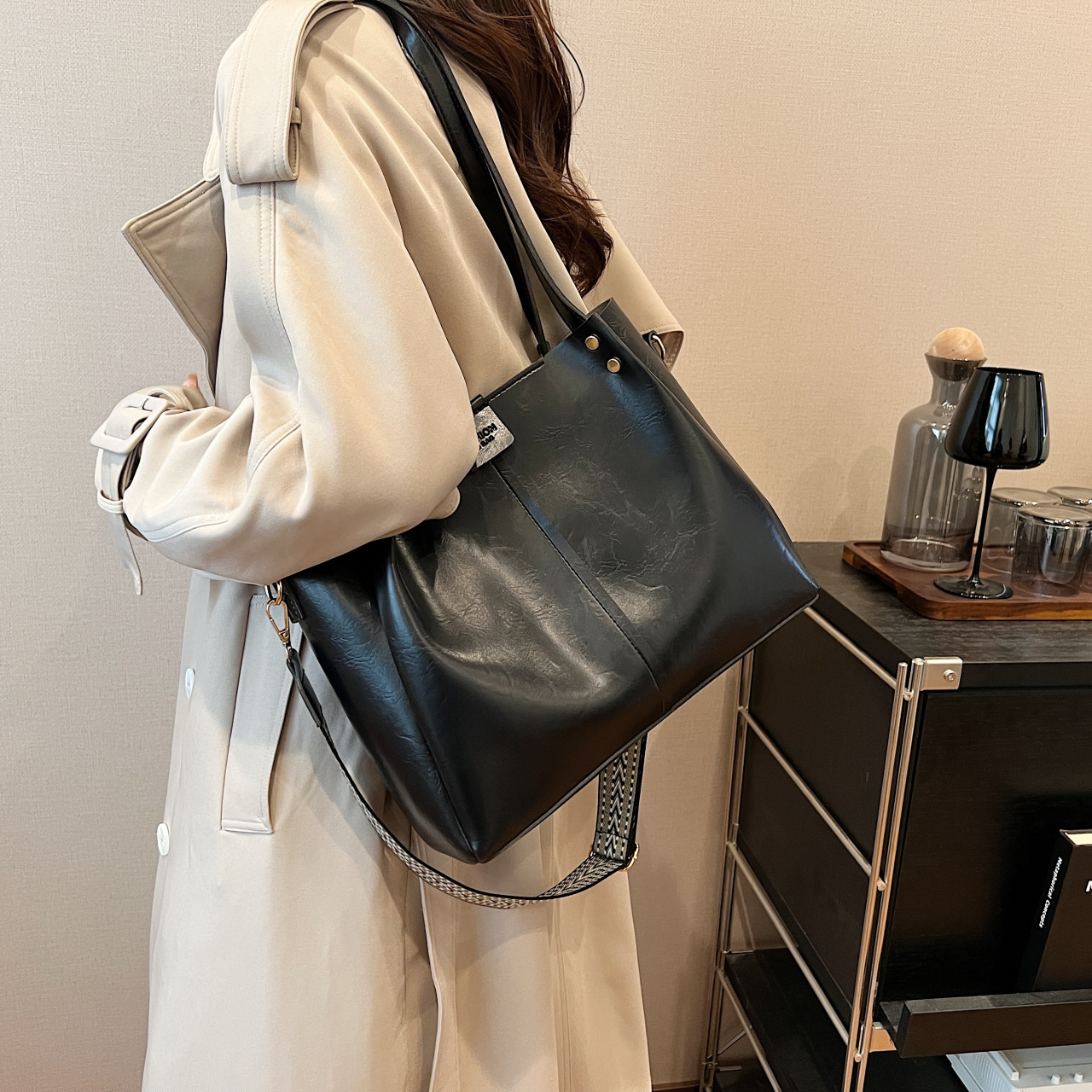 Sac fourre-tout de banlieue rétro européen et américain de grande capacité 2024 nouveau sac à main texture large bandoulière sac à bandoulière sac à bandoulière unique_voghion.com