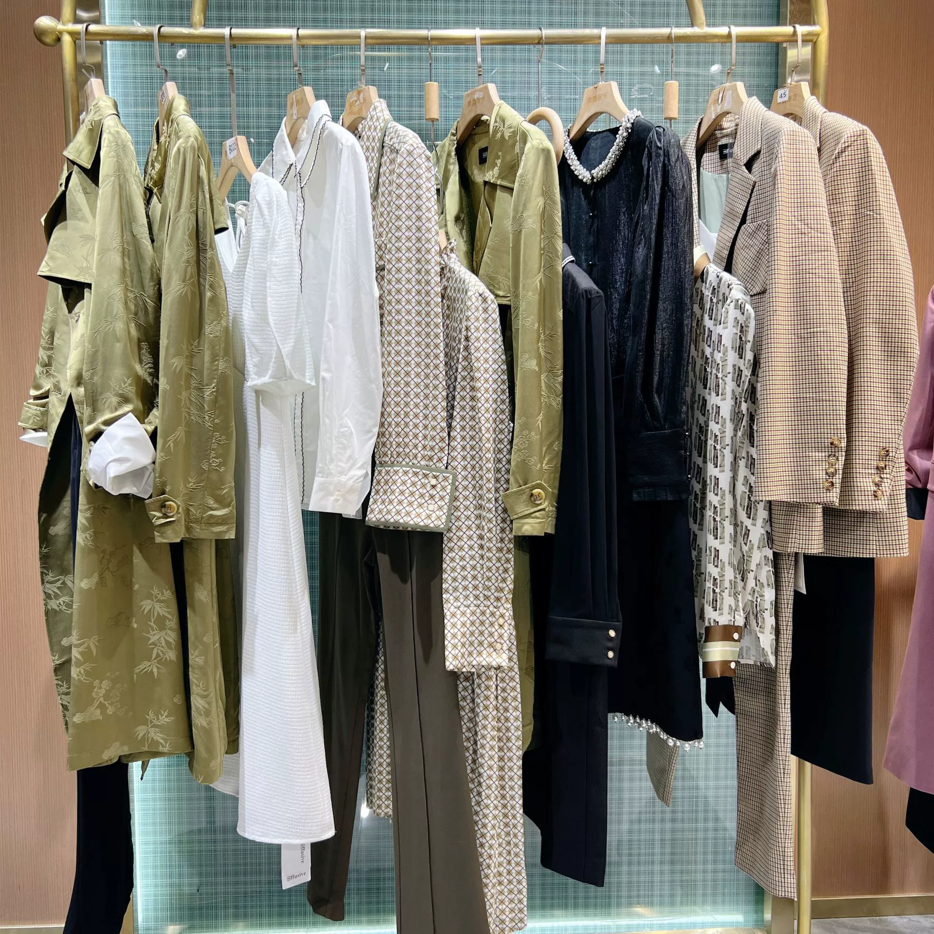 Продвинутый бизнес-бренд моды со скидкой женской одежды