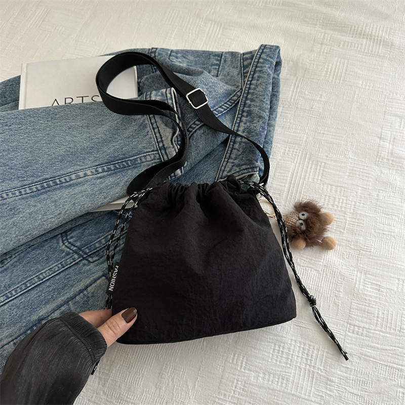 Bolsa de cubo de nylon super caliente para mujeres 2024 nueva moda de verano para estudiantes de clase bolso de hombro mochila