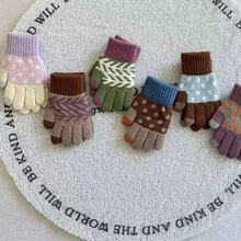 艾摩贝贝儿童2025冬针织五指套男女童宝宝撞色保暖可爱加绒手套潮