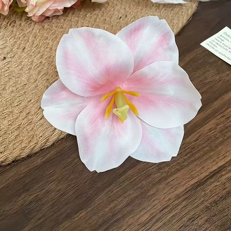 분홍색과 흰색 백합 머리핀
