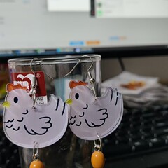 国境を越えた新しい雌鶏が卵を産むアクリルイヤリング趣味アニメのデザイン感が小さい