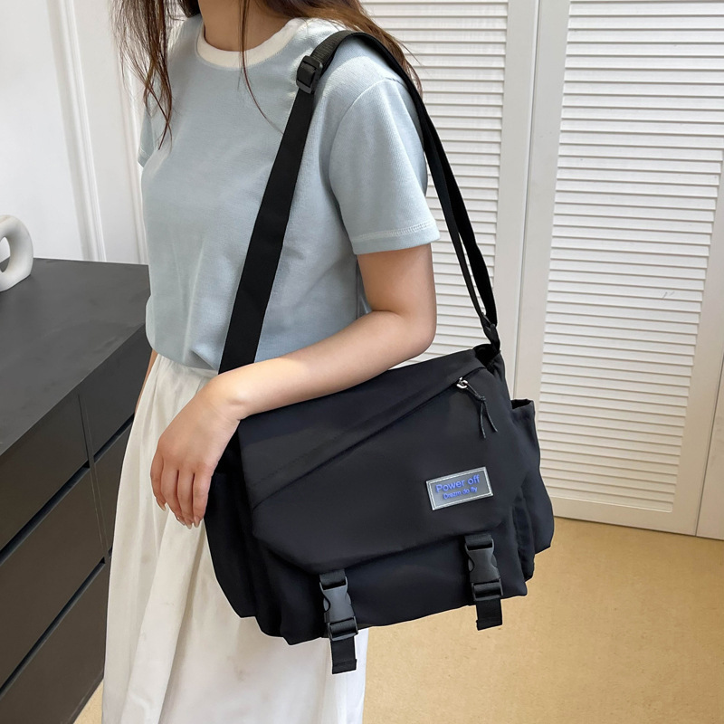日本のシンプルでファッション的な大容量の斜めショルダーバッグの個性的な大衆のデザインの潮流の郵便便は学生を包んで補習します。|undefined