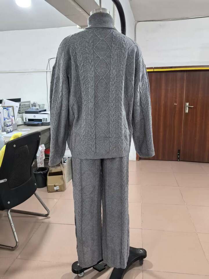 Bộ đôi dệt kim nữ gồm áo len cổ lọ họa tiết vặn thừng và quần ống rộng cạp cao, tay dài — Màu cà phê, Màu trắng, màu xám, màu đỏ chi tiết 5