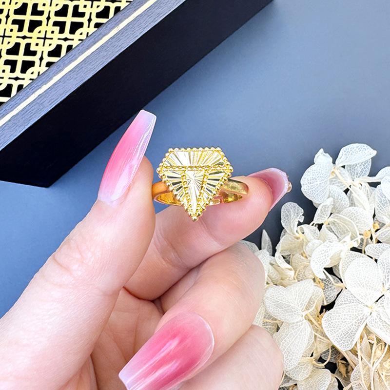 Nuevos productos de verano en forma de diamante personalidad fabricantes de anillos Yiwu joyería fuente pendientes pendientes de nicho de alta calidad