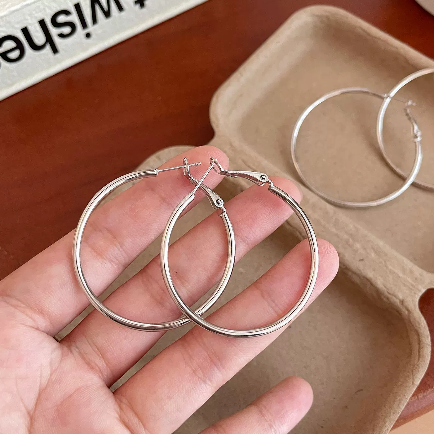 Кремовые серьги, дизайнерская серебряная игла, осень, тренд сезона, стиль легкой роскоши