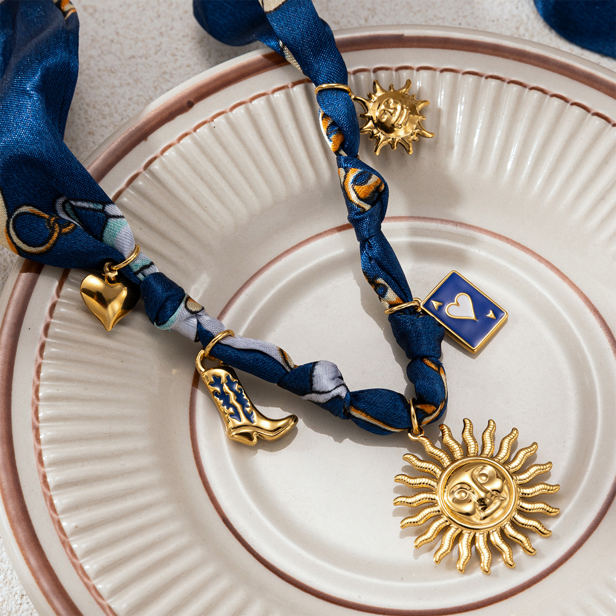 Collar de acero inoxidable TENA Europa y América lujo ligero de alto nivel sentido versátil colgante bufandas de sol collar de acero titanio no se desvanece mujer