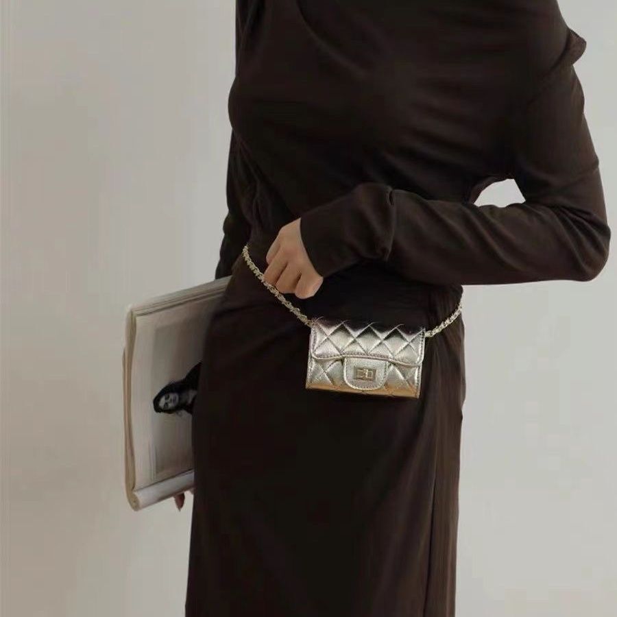 Bolsa de cintura elegante com corrente acolchoada mini transversal_voghion.com