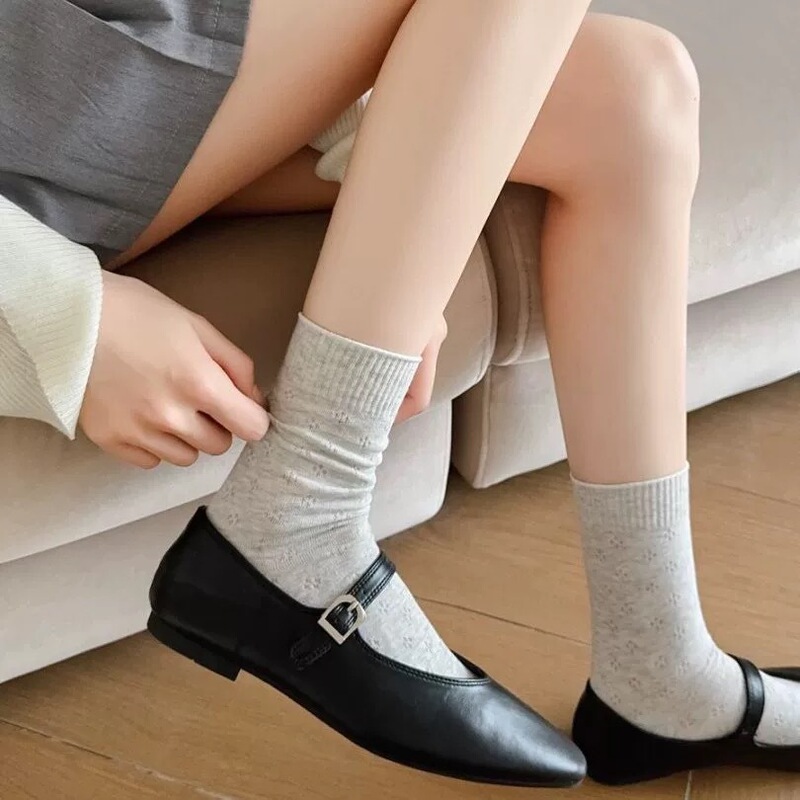 春夏の薄いタイプの中筒の靴下の子供の透かし彫りの四つ葉の草の日本の女性の靴下のクリームの白い網の目の骨のない純綿の積み重ねの靴下|undefined
