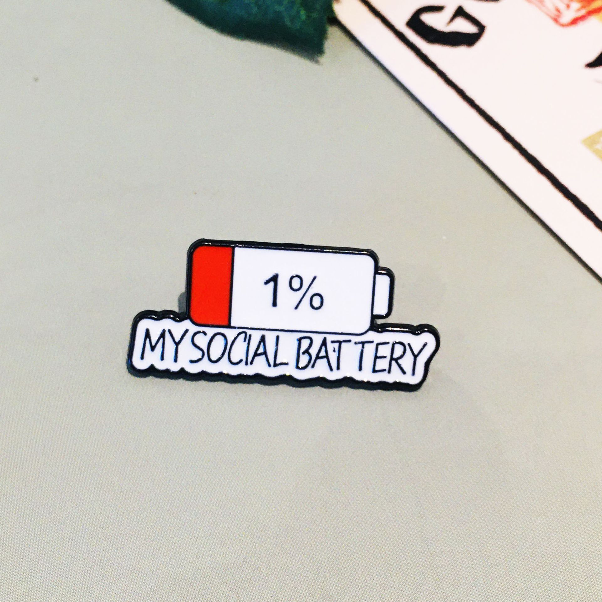 Broche de conversión de estado de ánimo europeo y americano Personalidad Deslizable Electricidad social Emoji Insignia de metal Accesorios de joyería femenina Pin