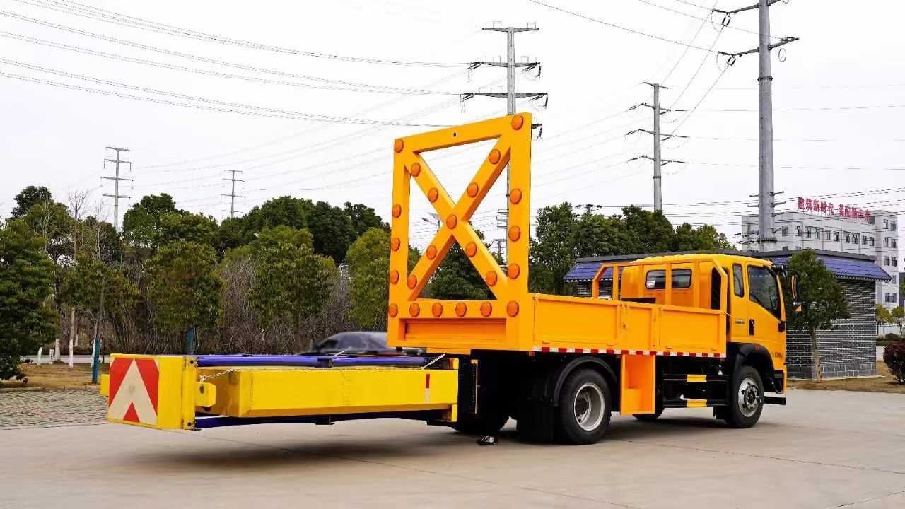 National Vi Sinotruk Haoman Highway Road Surface Construction Safety Protection 12 Ton 100K Anti-Collision Buffer Truck