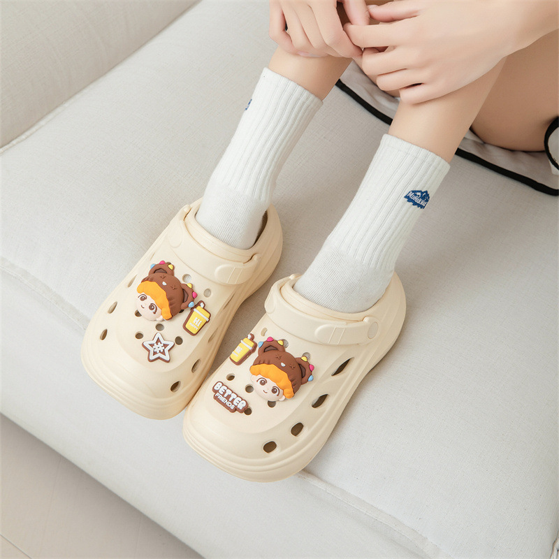 Zapatos con agujeros para mujer 2025 nuevos zapatos de playa de dibujos animados de moda linda verano suela gruesa aumento sandalias antideslizantes mujeres