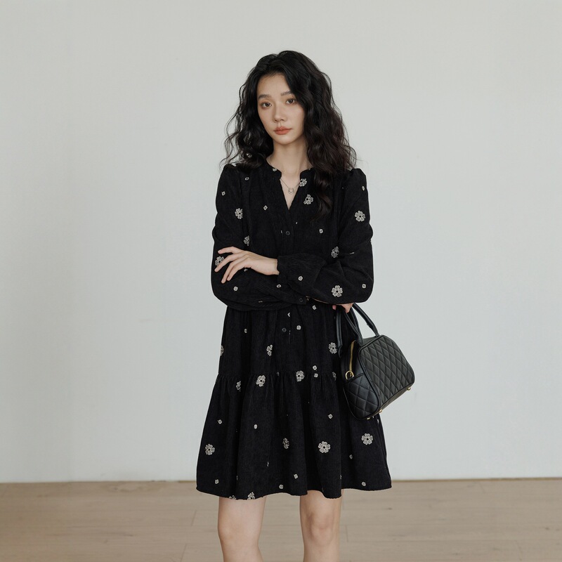 Autumn and Winter Black V Neck Flower Corduroy Dress New Large Size Loose Loose Slimming Look Elegant Commuter Short Skirt