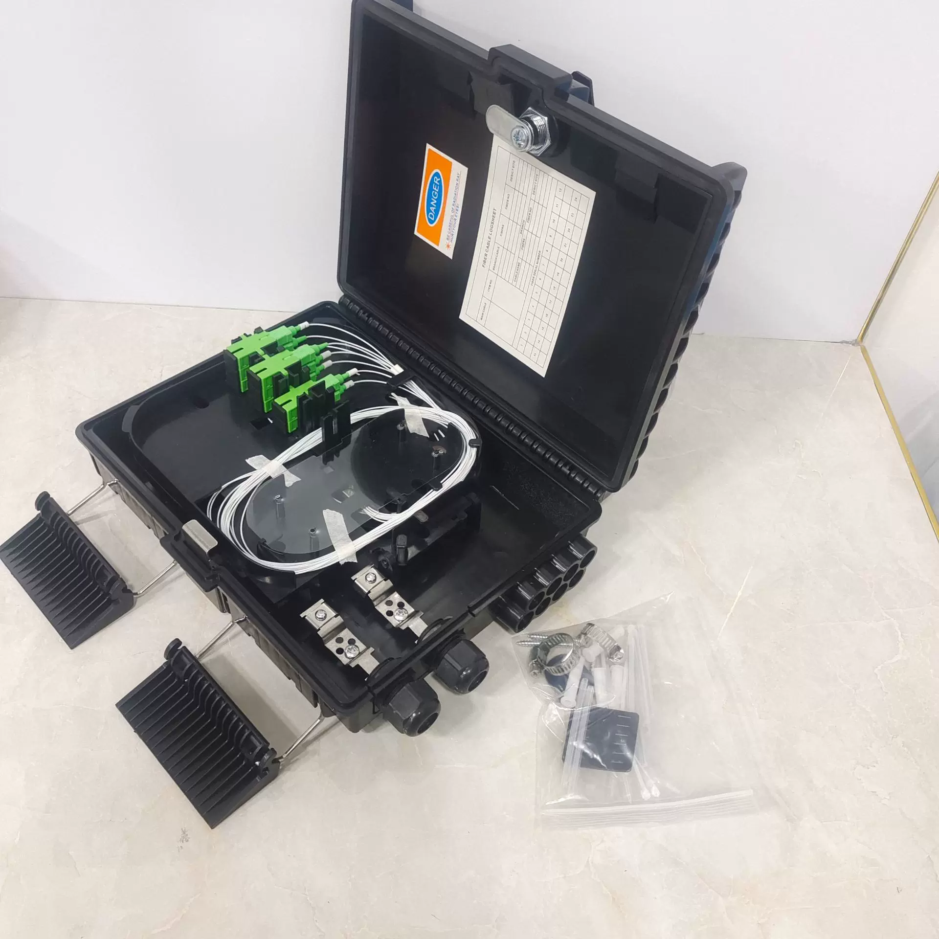 1*8芯分纤箱满配SC/APC 室内外壁挂抱杆光缆配线盒 FTTX熔接盒