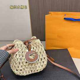 简约小巧纸草针钩斜挎小包绿牌手工编织单肩包跨境可爱抽绳水桶包