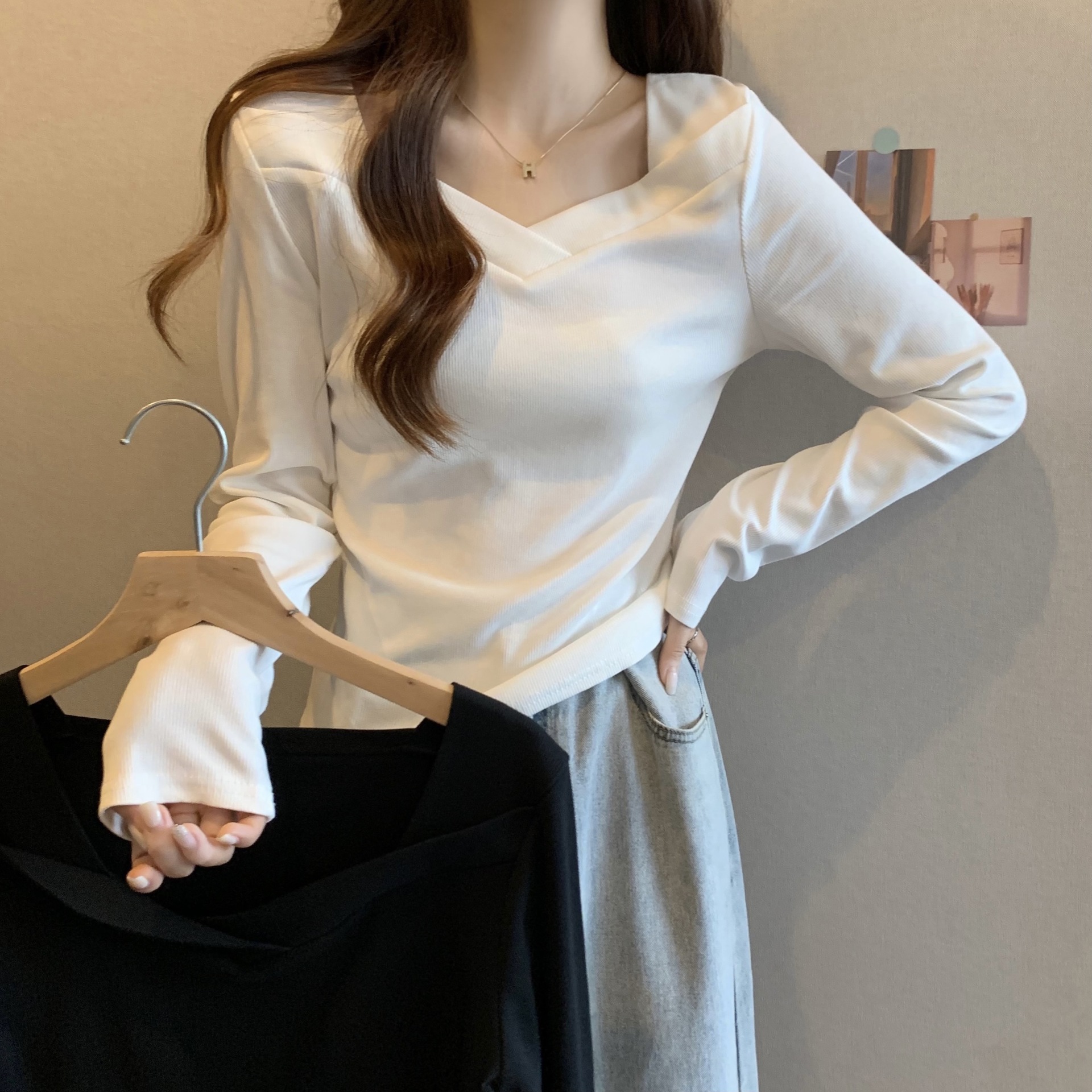 复制_2023新款早春季温柔风穿搭V领打底衫内.jpg