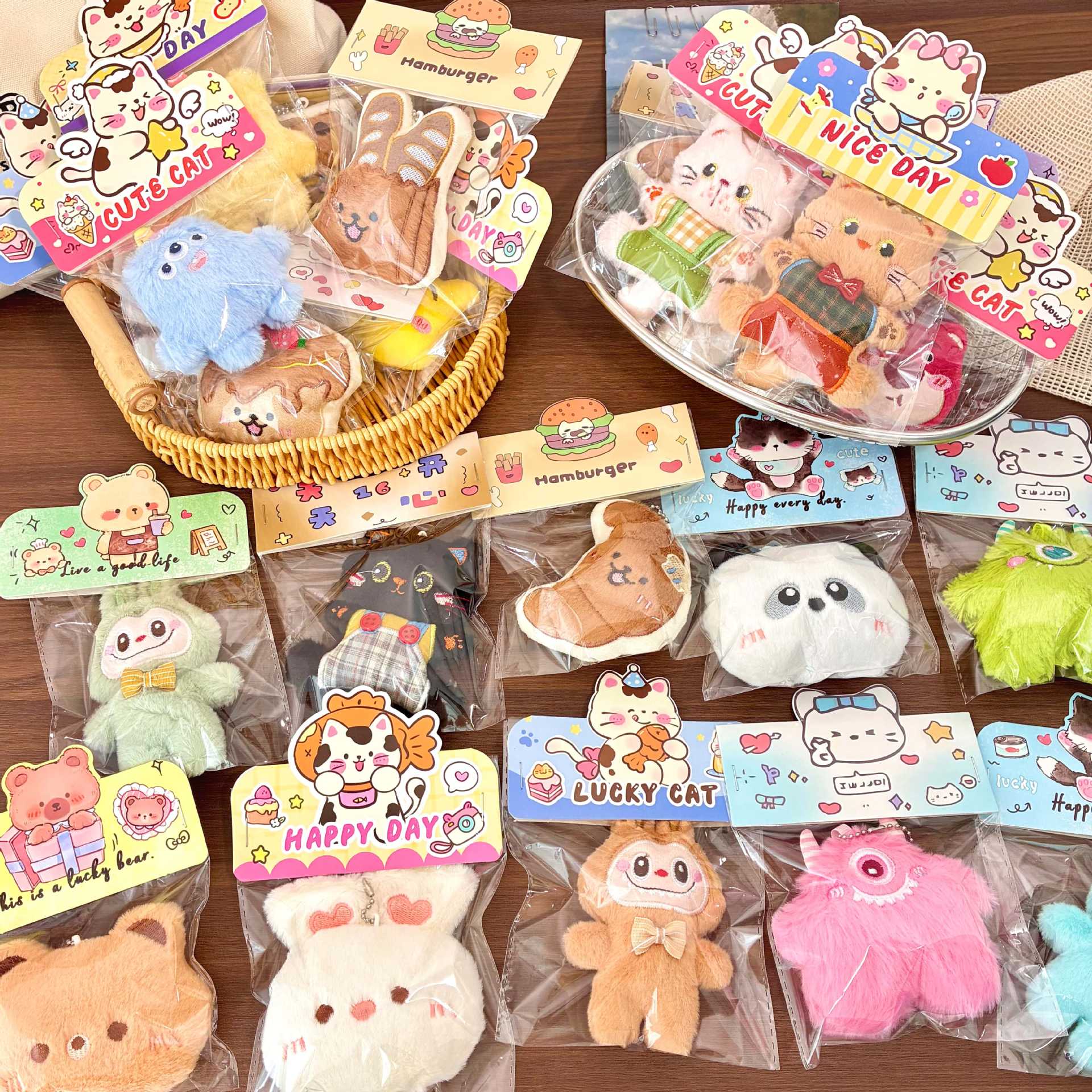 Muñecos de peluche de dibujos animados con embalaje en tarjeta, bolsas transparentes, colgantes de muñecos de alto valor para lanzar en bodas, varios estilos disponibles para venta al por mayor. image 3