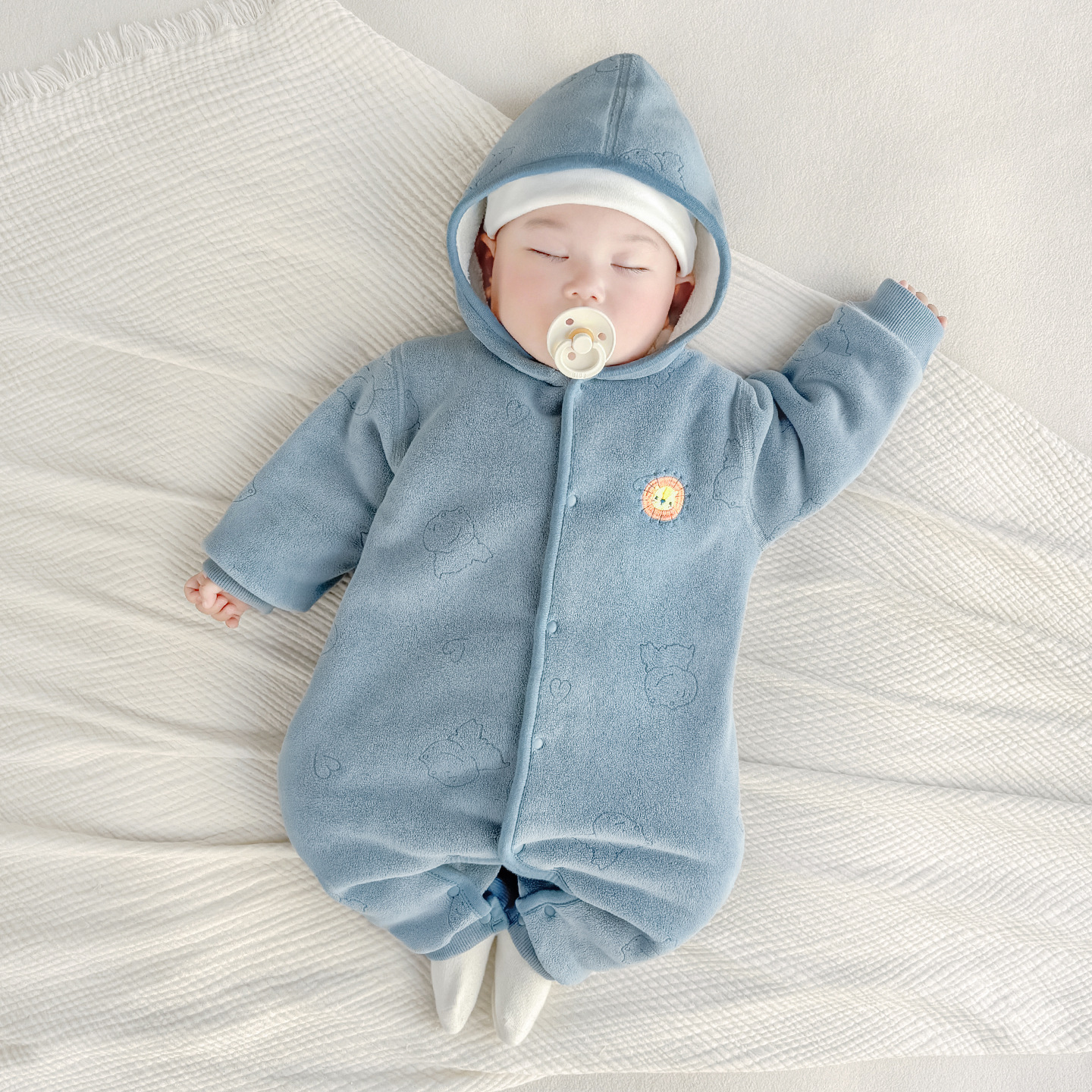 Baby overcoat otoño y invierno ropa recién nacida para hombres y mujeres con pijamas cálidos de terciopelo para niños pequeños que salen ropa de invierno