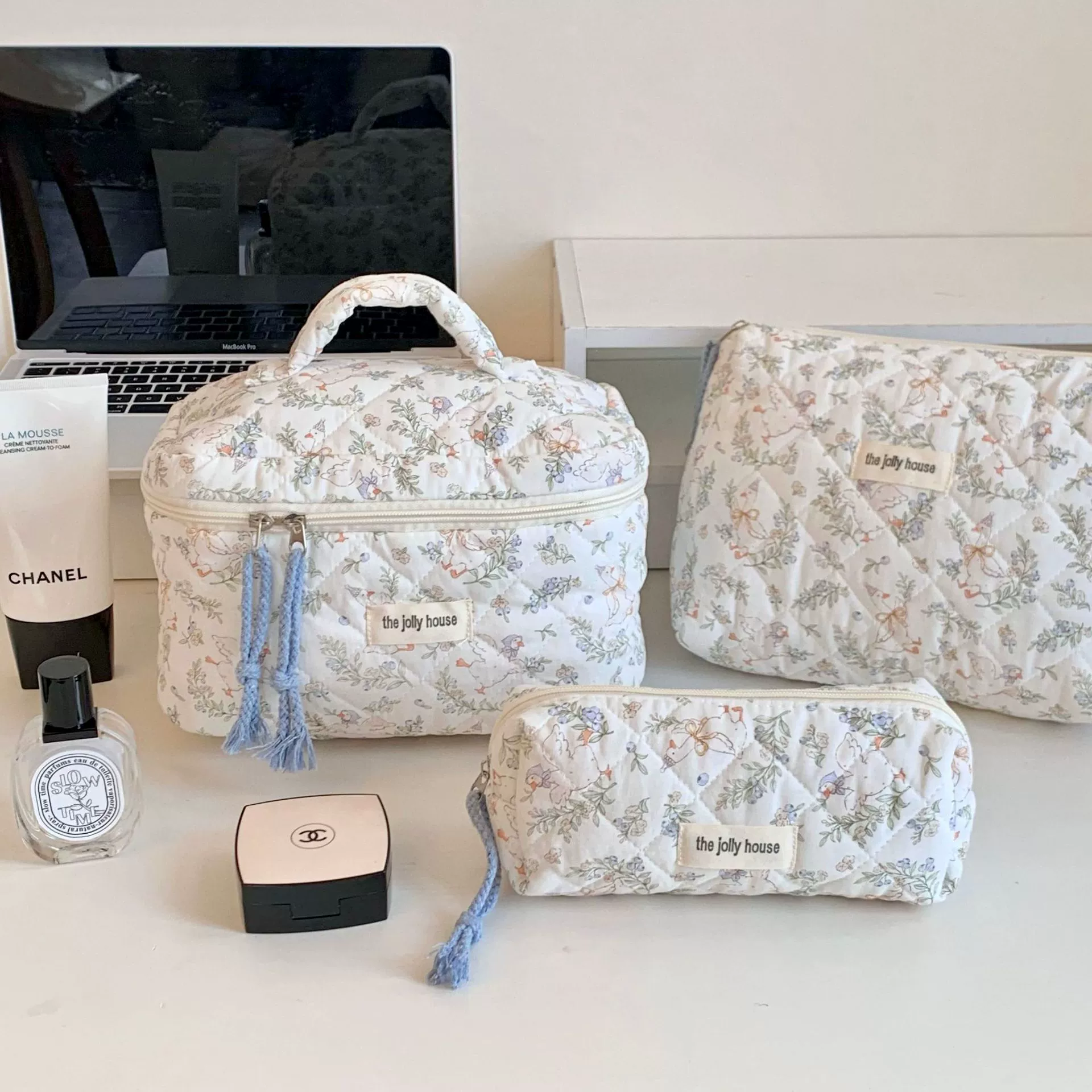 Fresh capacious cosmetic bag, handheld organizer bag