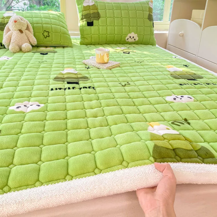 Новый утолщенный молочный бархатный матрас, зимняя мягкая подушка, одинарный матрас, коралловое бархатное покрывало, а также бархатные простыни.