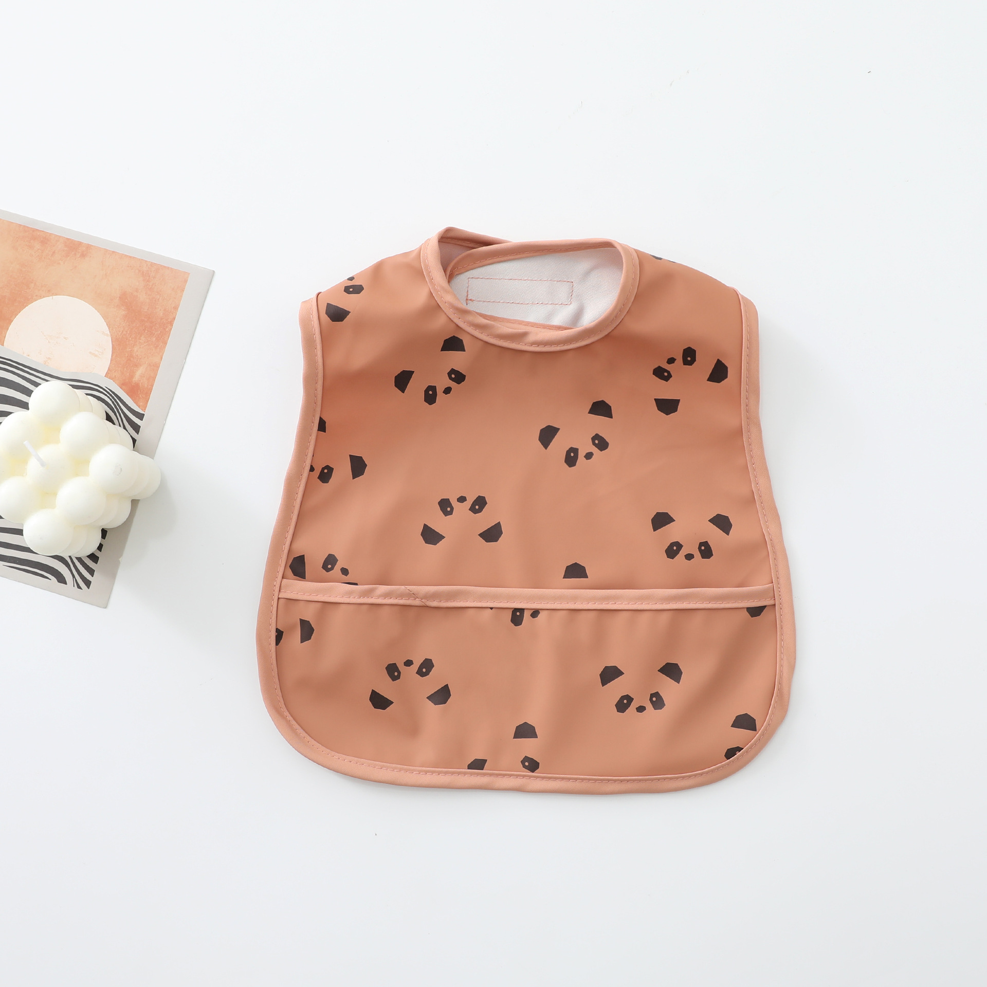 Pu 작은 턱받이 다크 브라운 곰