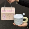 Молочно-контрастная кружка — синяя (кружка+крышка+ложка+подарочная коробка)