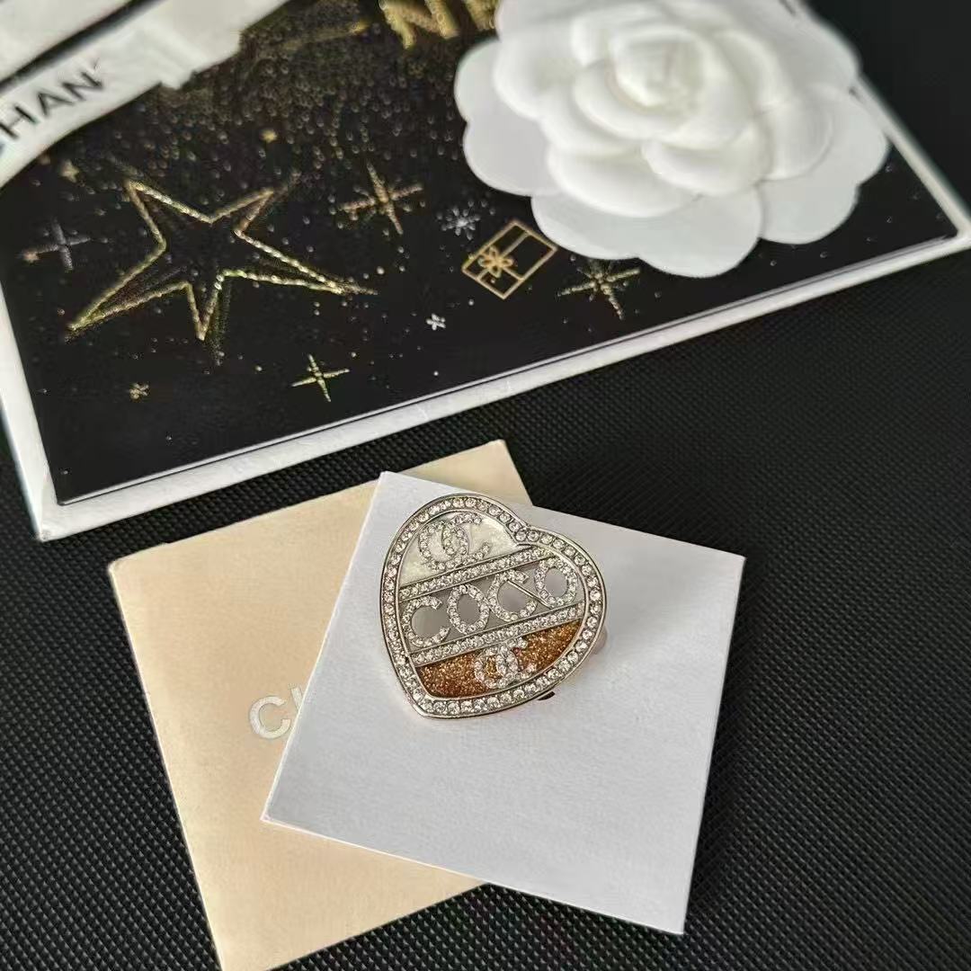 Classic Chanel-Style High-End Gold-Plated Brooch, Fashionable Retro Star Ocean Personality Trend, Sweet and Cool Heart Design