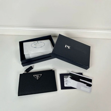 P家新三角微标短夹Saffiano十字纹进口鹿皮男女包包2MC086