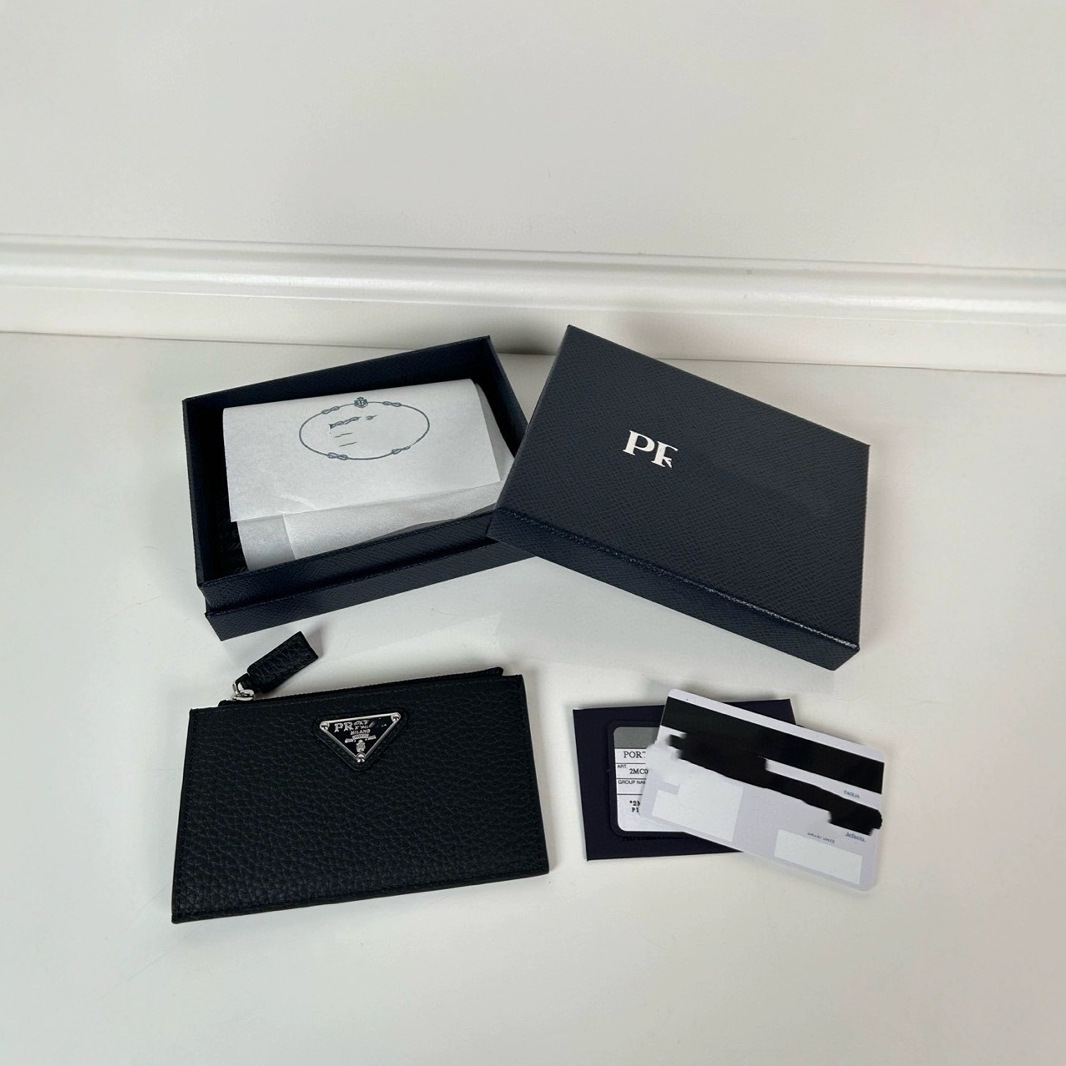 P家新三角微标短夹Saffiano十字纹进口鹿皮男女包包2MC086