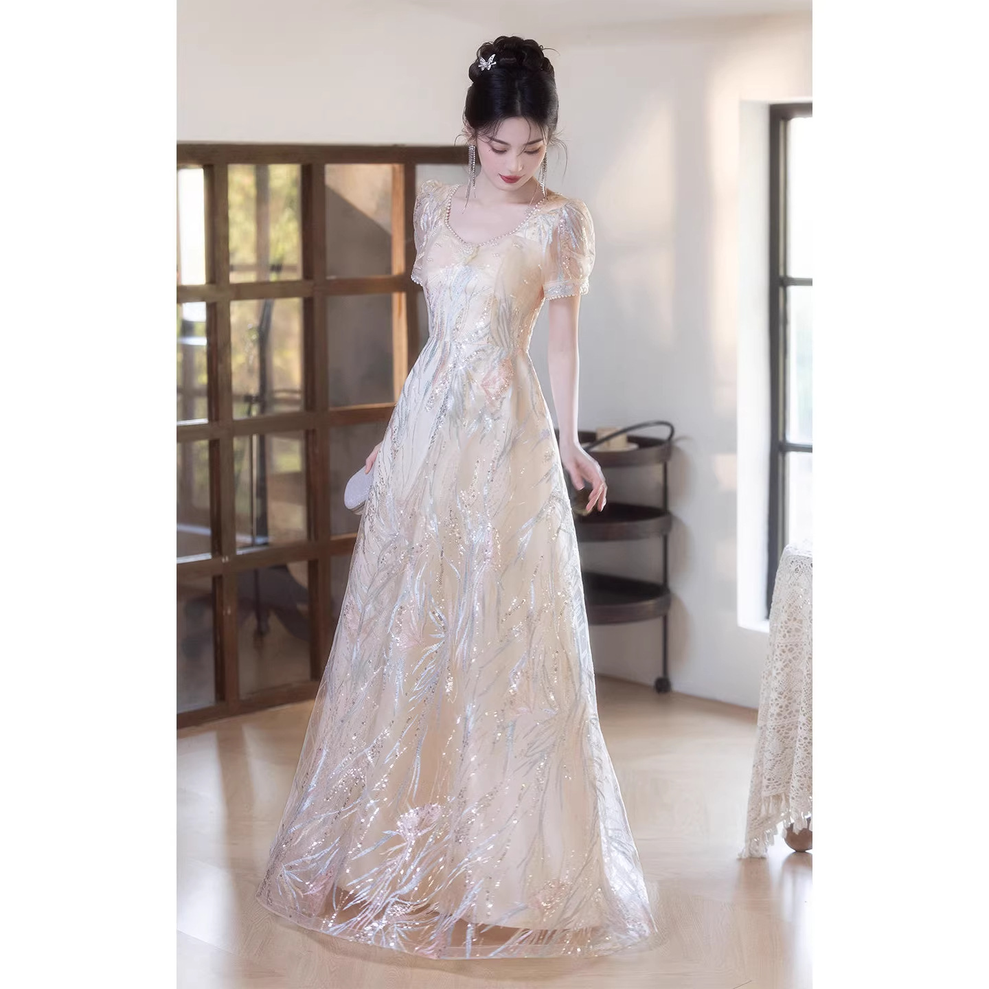 Đầm maxi nữ thắt eo phong cách Pháp, thiết kế dáng dài sang trọng, tay dài, cổ chữ V, chất liệu cao cấp — Màu champagne