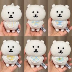 13cm自嘲熊が首を囲んで10cmの綿人形のぬいぐるみの口のタオルの部品のミニ人形の着替え服を囲んでいる