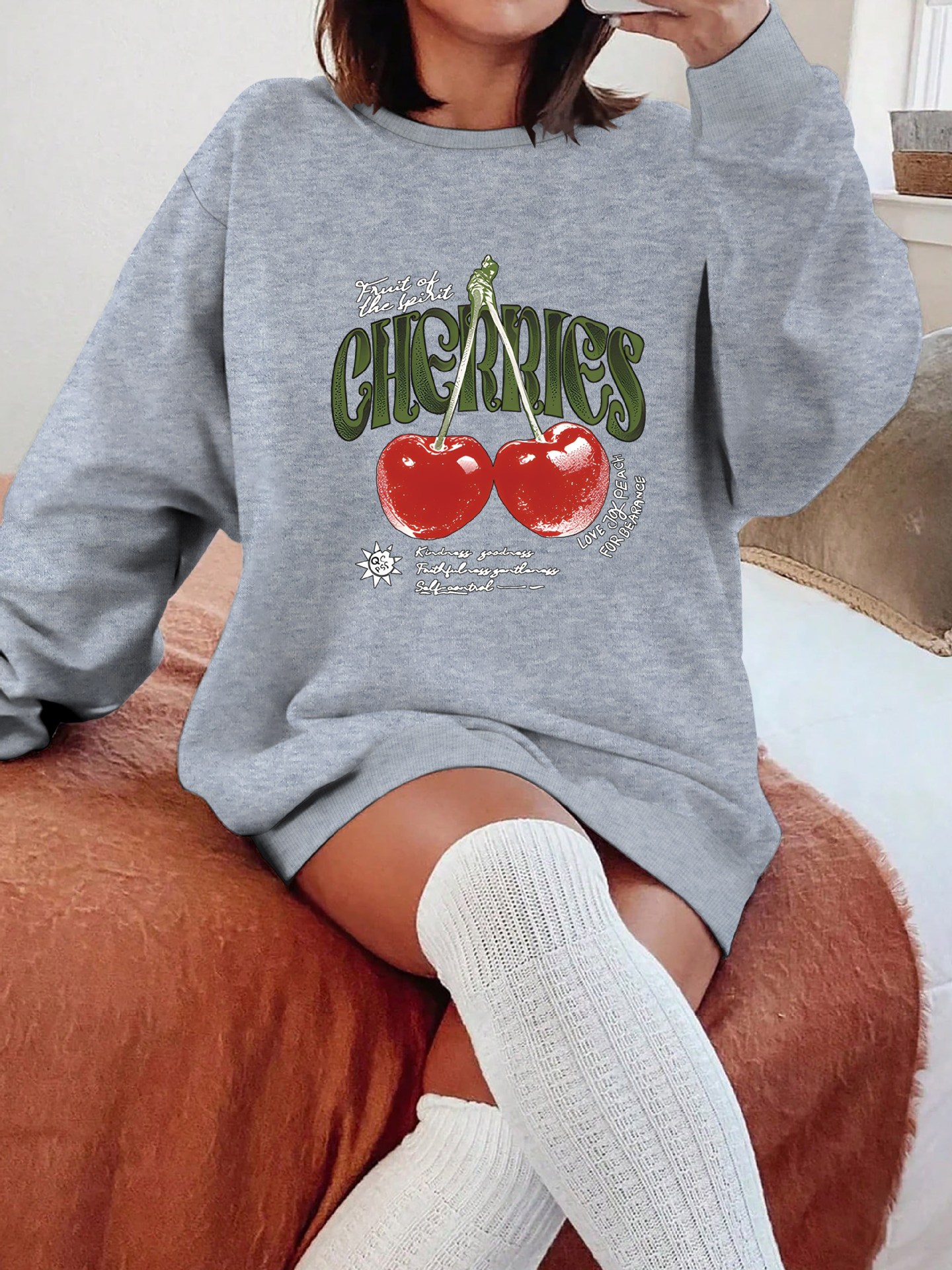 女士休闲长袖圆领卫衣 - 亮丽樱桃印花与几何图案，柔软面料，可