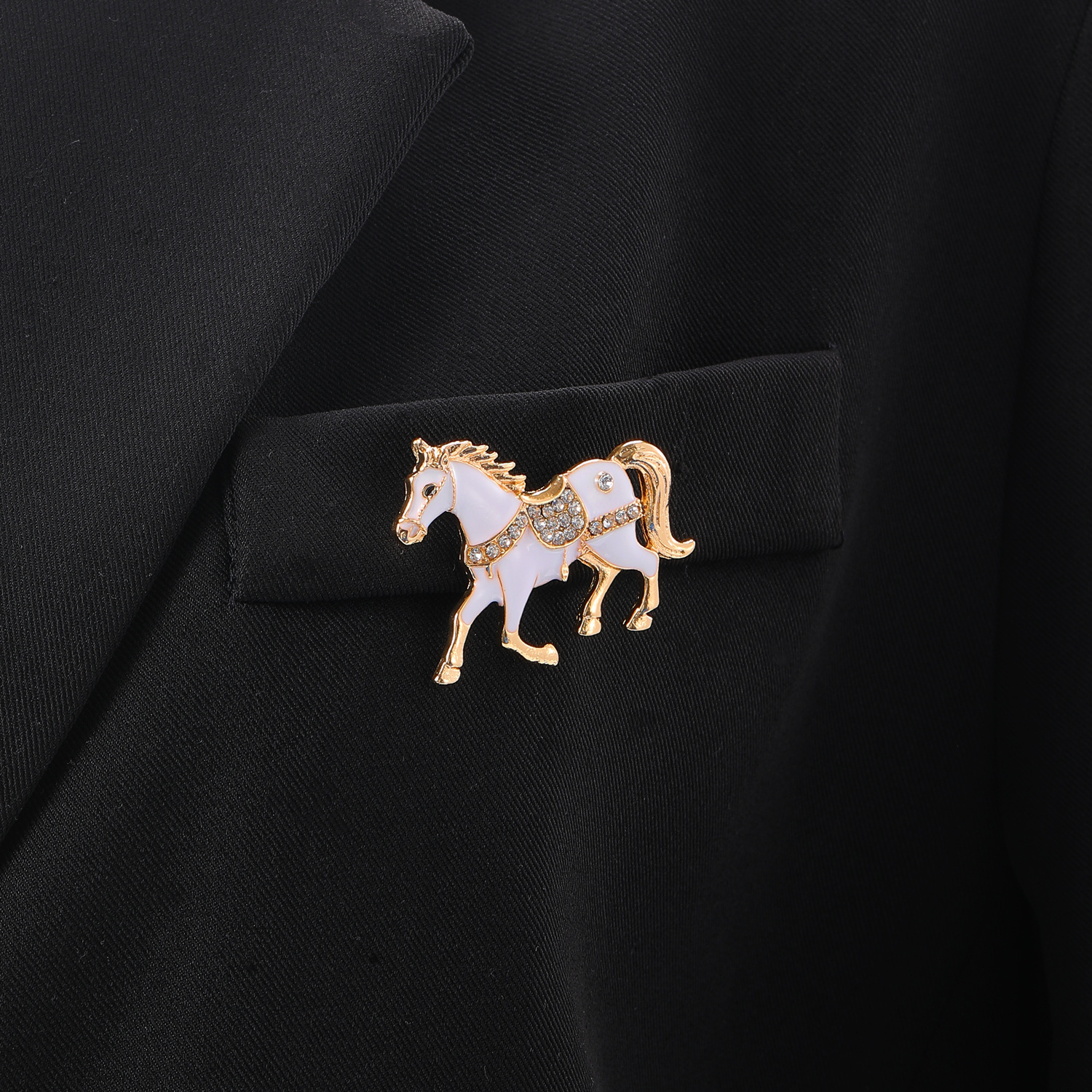 Broche de luxe pour femme, accessoire de mode haut de gamme, ornée d'une goutte d'huile de cheval du zodiaque et de diamants, pour homme._voghion.com