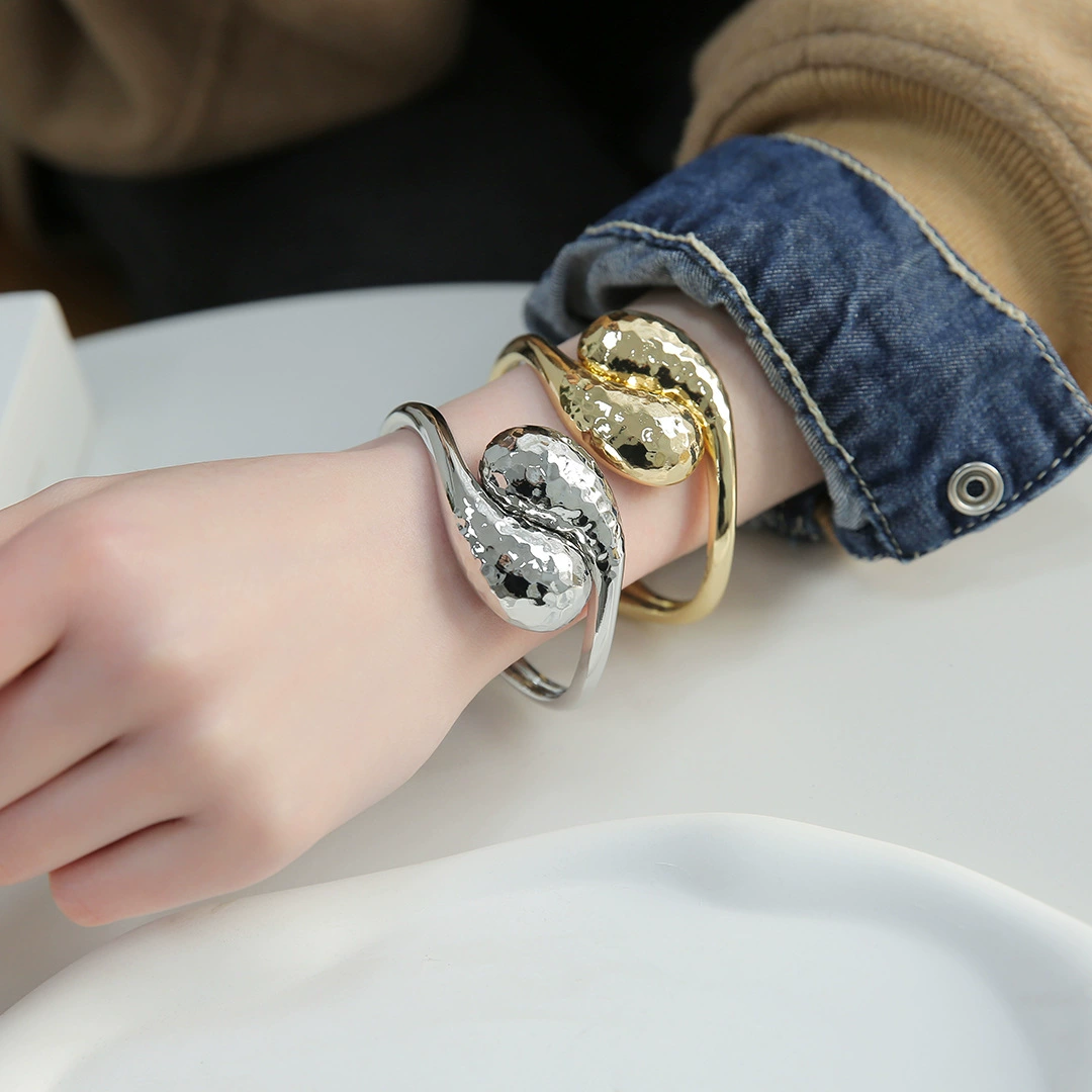 Европейский и американский продвинутый сенсорный браслет нерегулярный двухголовый дизайн капли воды индивидуальный сплав материал молоток с рисунком ретро браслет оптом