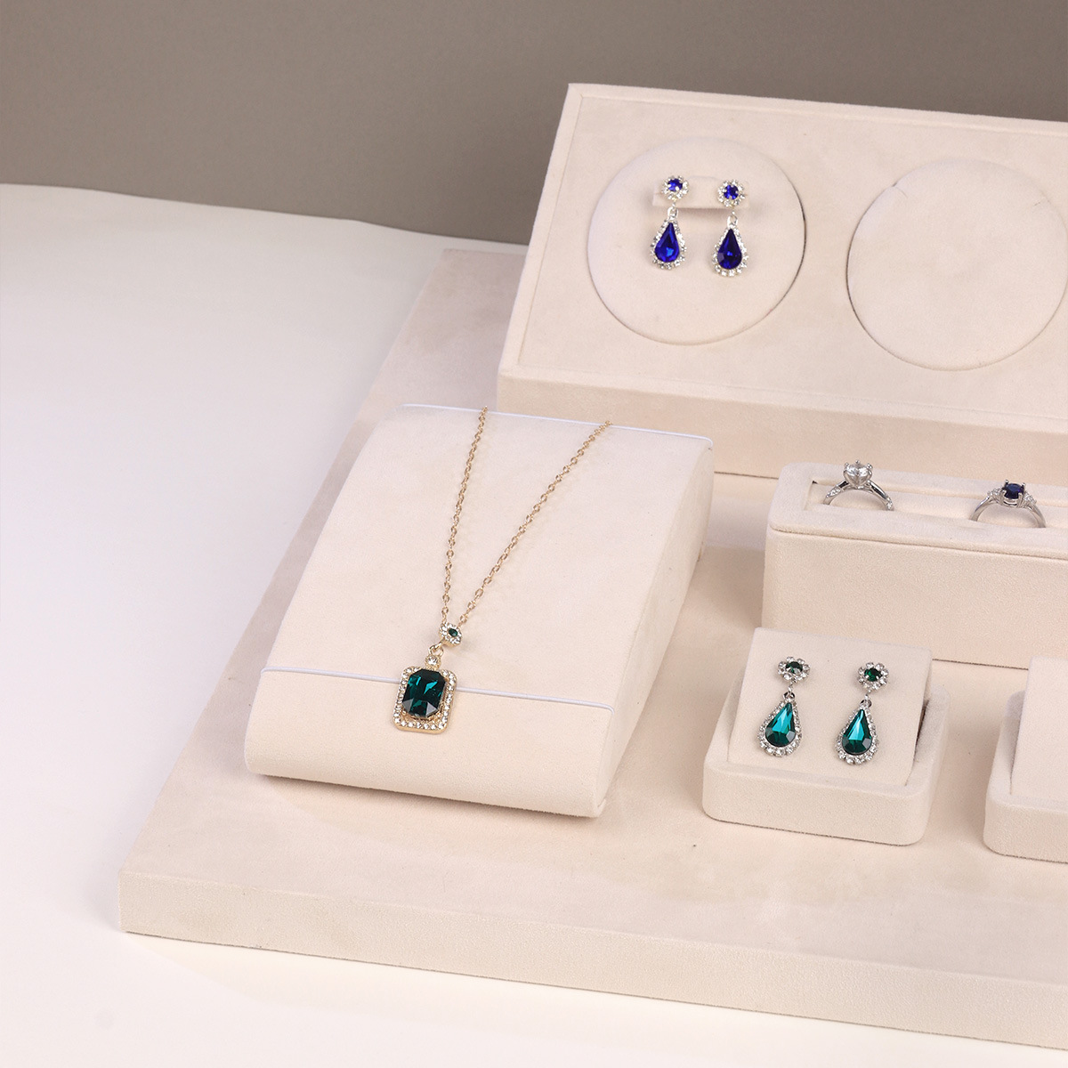 ����ֱ���ߵ���̨�鱦����չʾ���߽�ָ��׹������Ʒ�ڷų��м�