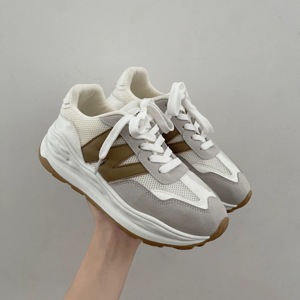 Ретро уютная толстая подошва жареная уличная обувь папы женская весна и осень новая маленькая белая обувь