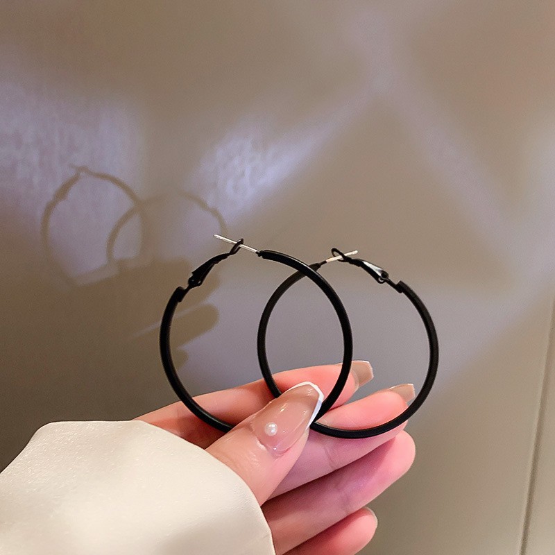 Aguja de plata Pendientes de anillo de elemento transfronterizo europeo y americano Pendientes de nicho de viento frío Pendientes de temperamento de moda Pendientes de lujo ligero y de alta gama