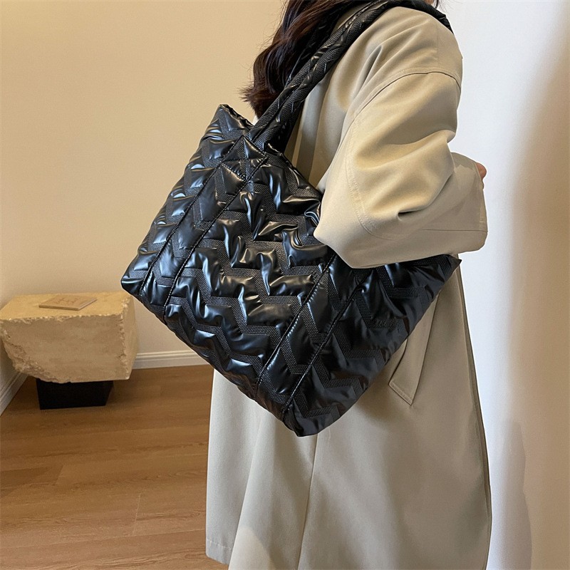 Bolso de las mujeres 2024 primavera nueva gran capacidad de algodón acolchado bolsa de asas de la moda todo-fósforo portátil de cercanías bolsa de hombro al por mayor