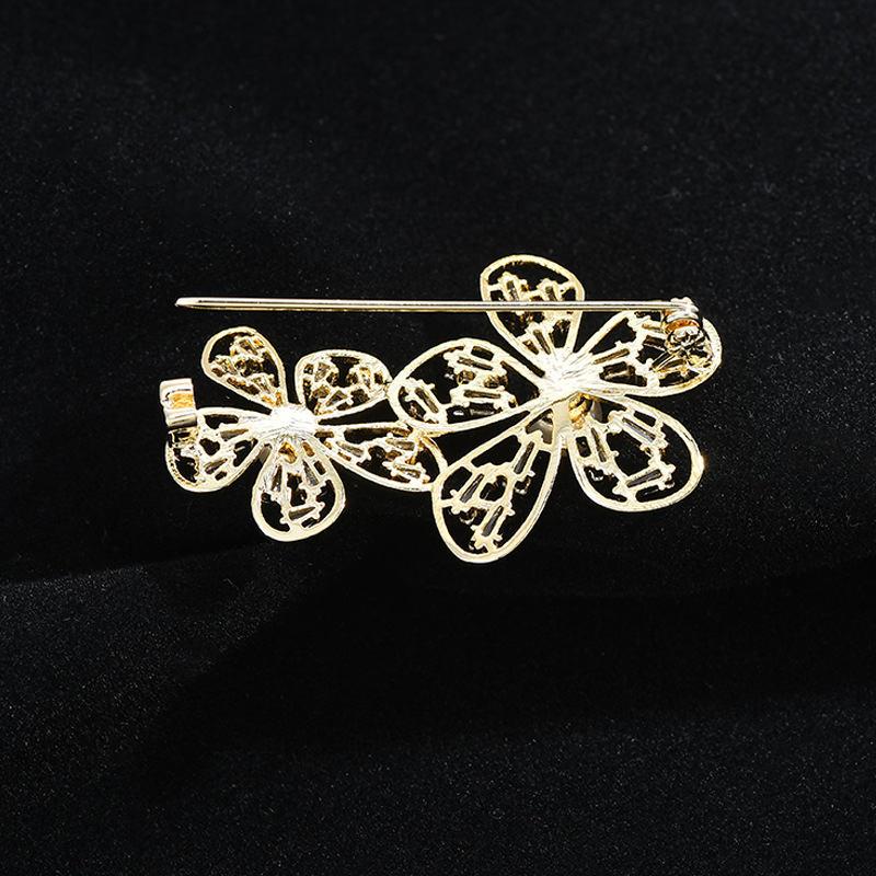 Otoño y invierno nuevo broche de alto nivel nicho ligero lujo traje flor de pecho creativo flor perla ropa de pines de combinación
