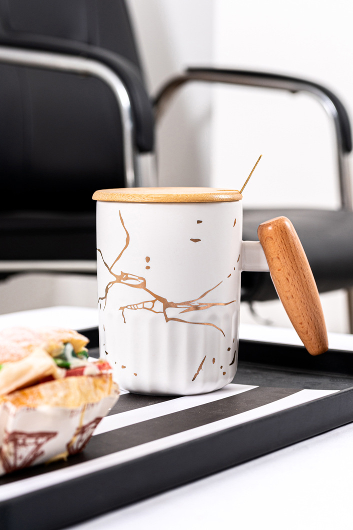 Mango de madera Taza de cerámica creativa simple taza de café de gran capacidad taza de agua de oficina con tapa cuchara regalo de DIY