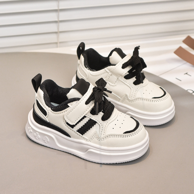 Una zapatilla de cuero para niños, zapatillas antideslizantes de suela suave coreana, zapatos blancos de niña transfronterizos