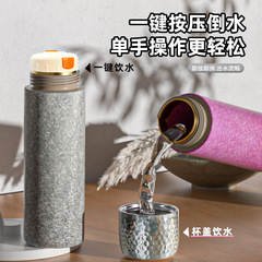 チタンのハンマーの紋様を覆ってお茶の保温のコップの新型の真空の大容量のお茶の分離のコップの高級な二重の贈り物のコップを入れます。