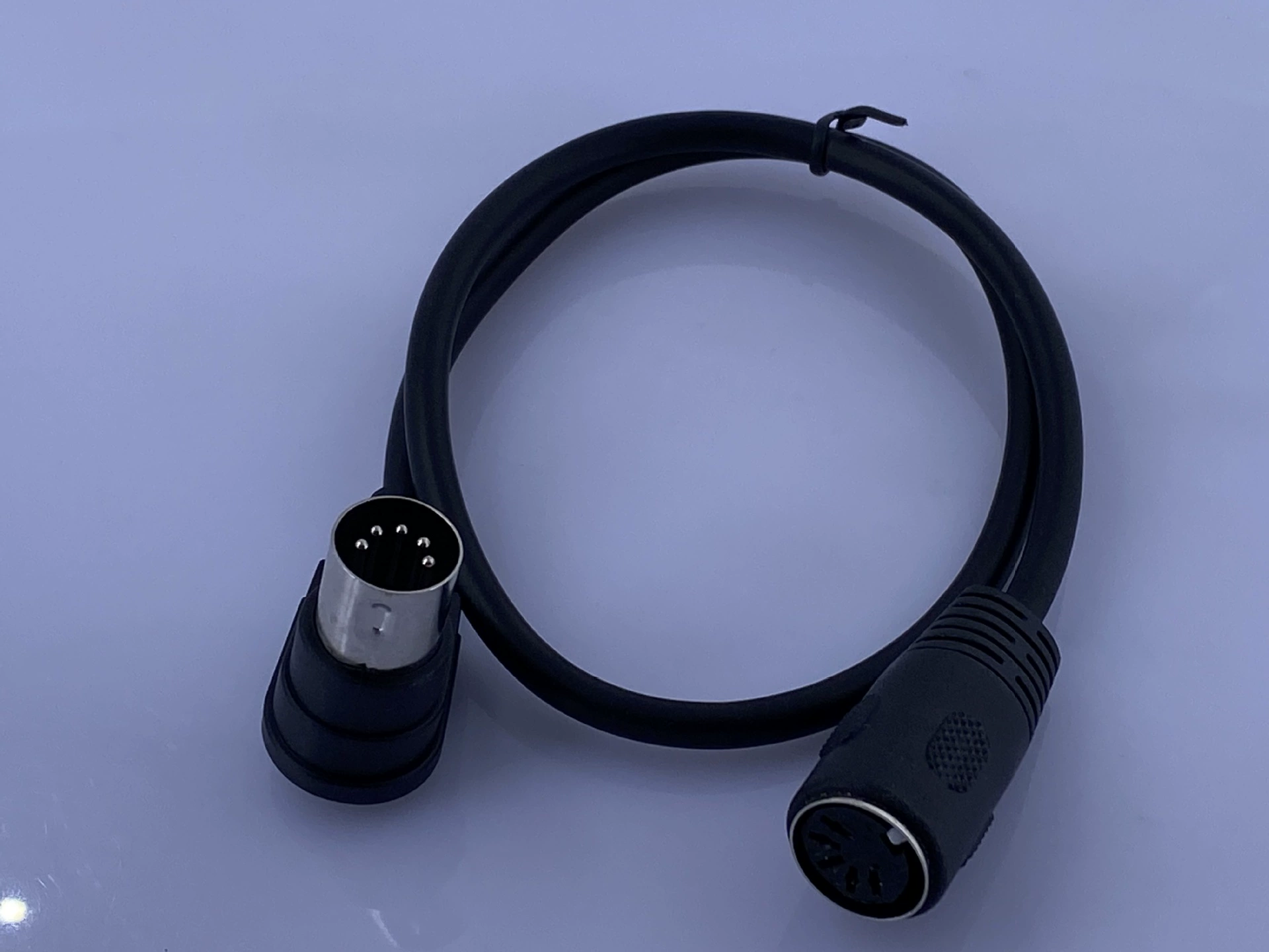 Удлинительный кабель MIDI с угловым разъемом 90°, MIDI 5-контактный DIN (штекер) — для шины клавишного синтезатора/органа/электрического пианино