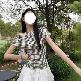 设计感斜肩短袖t恤女夏季美式辣妹修身显瘦独特别致露肩条纹上衣