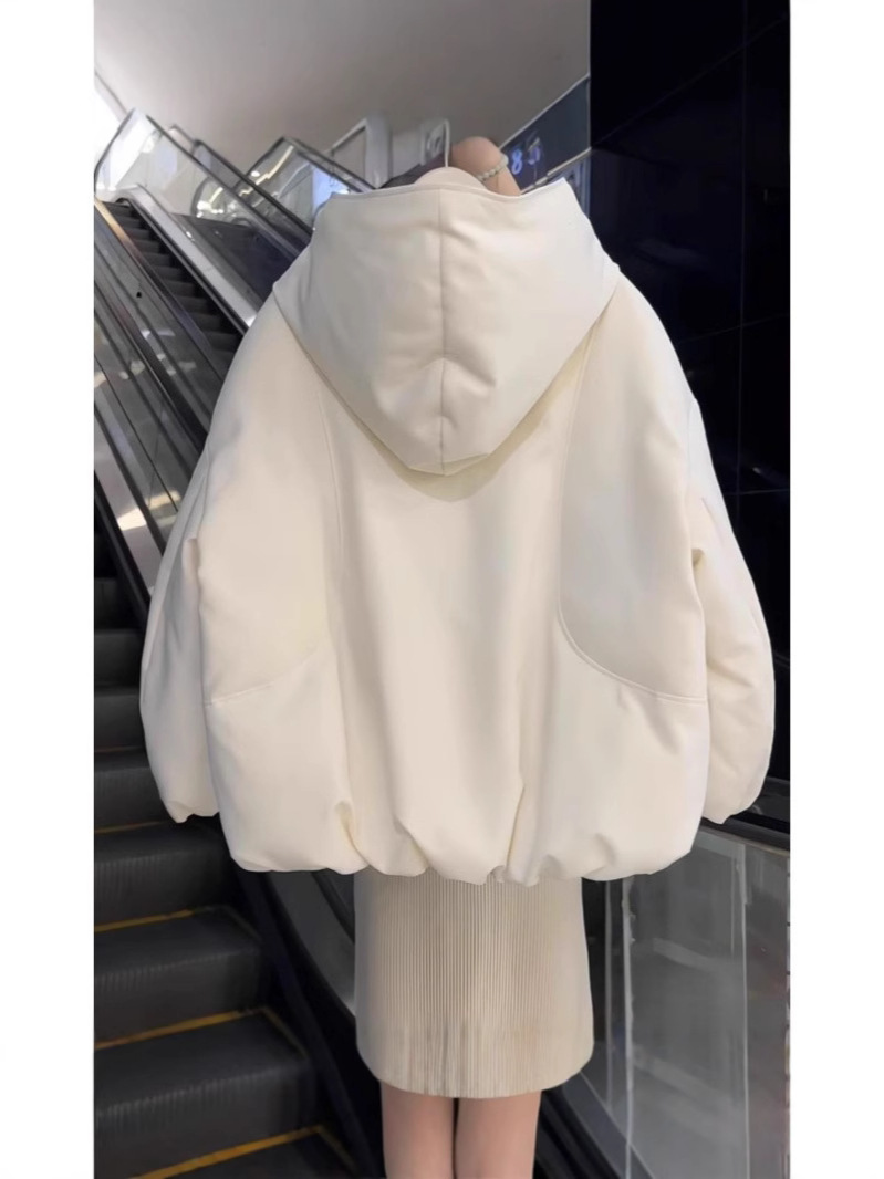Copas de algodón blancas cortas y gruesas para mujeres en invierno de 2026 nueva moda extranjera alta sensación de super hermosa chaqueta cálida
